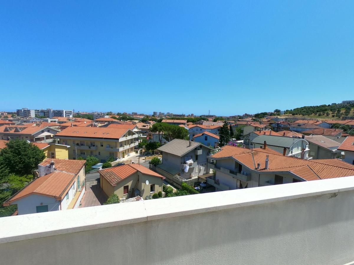 Apartamento ATTICO con TERRAZZO, VIA DEL BORGO Montesilvano Marina Exterior foto